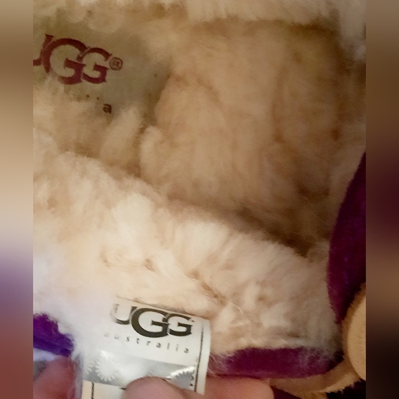 UGG MOCCASIN SLIPPERS, PURPLE, SIZE 6 - Picture 3 of 3